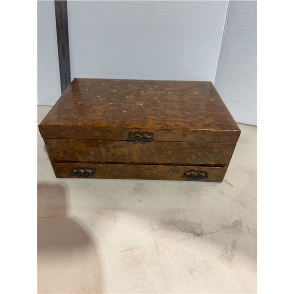 Jewelry box