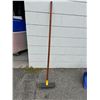 Image 1 : Broom