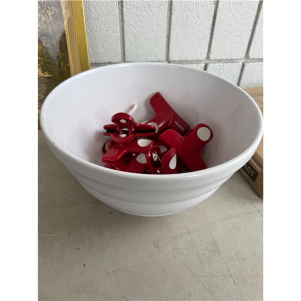 Bowl with kitchen clips