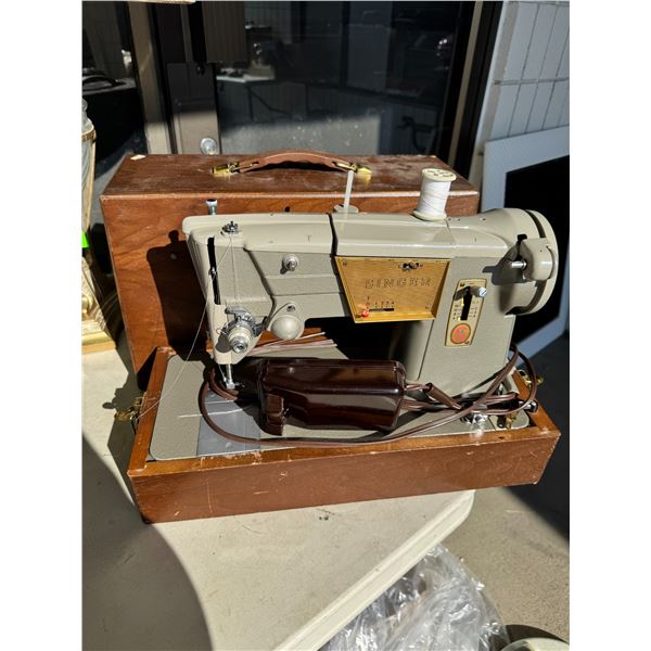 Singer, vintage sewing machine with case