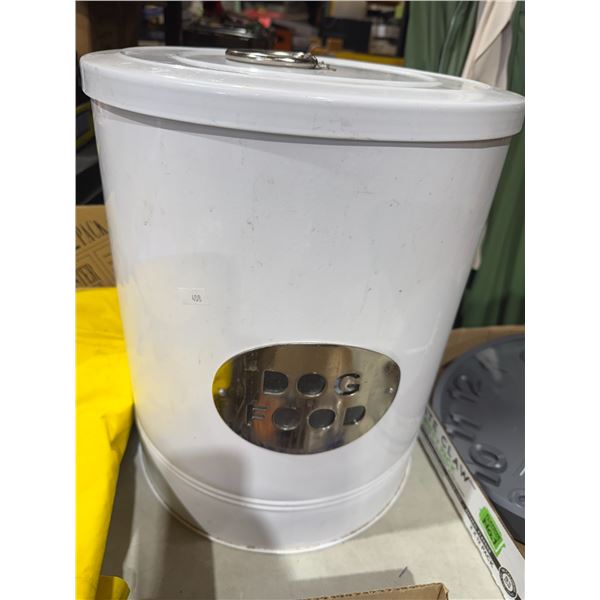 Dog food container