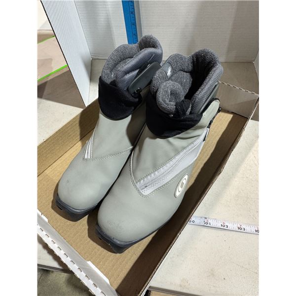 Salomon cross country skiing size 8.5