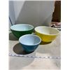 Image 1 : Pyrex mixing bowls