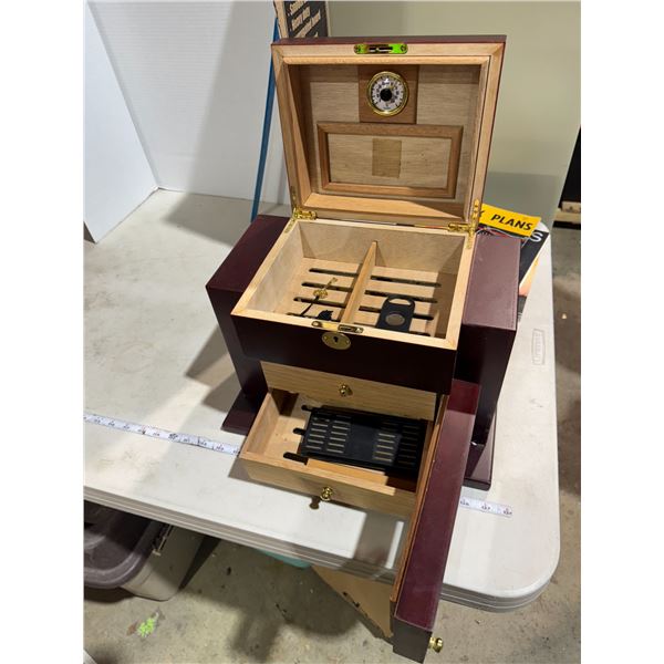 Cigar humidor