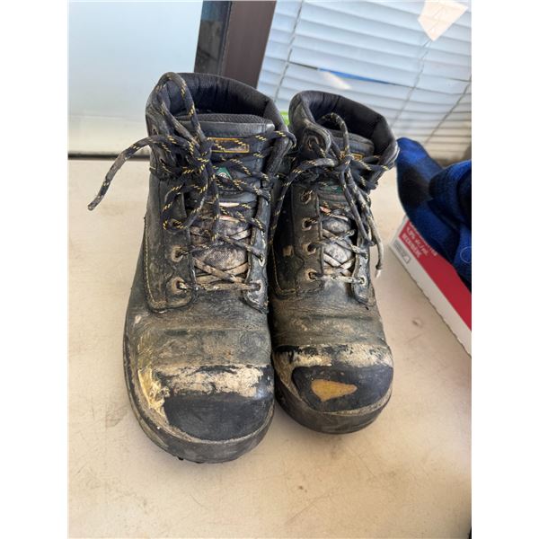Dakota boots size 8.5