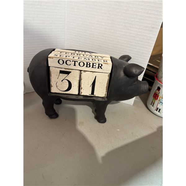 Pig decor calendar