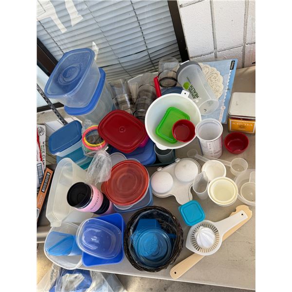 Assorted kitchen items