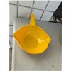 Image 1 : Tupperware strainer