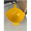 Image 1 : Tupperware strainer