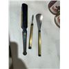 Image 1 : Shoehorn and other items