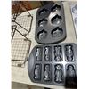 Image 1 : Wilton Halloween baking pans