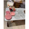 Image 1 : Glassware, mugs, plates, etc.
