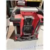 Image 2 : Milwaukee M8 charger radio