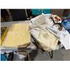 Image 1 : Linens and bath mats
