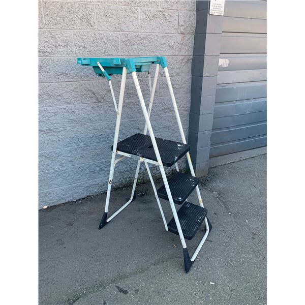 Steel Ladder With Paint Tray & Three Steps