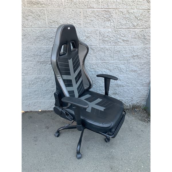 Reclining Hydraulic Gaming Chair With Foot Rest Attached