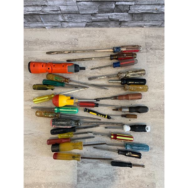 Lot of 30 Assorted Screw Drivers - Philips - Robertson - Flathead