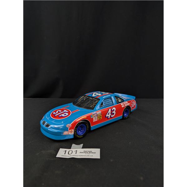 ERTL Bobby Hamilton 1:18 Scale Die Cast Race Car