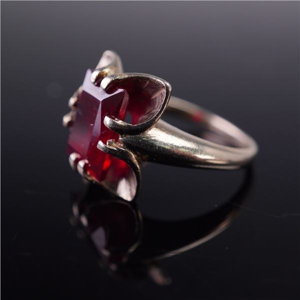 10K Gold Ring w Rectangular Garnet