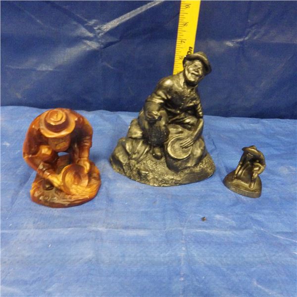 Small gold miner panning statuettes
