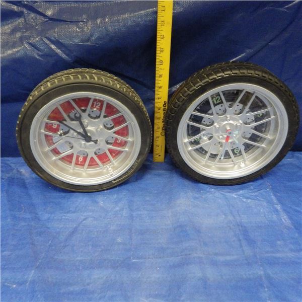 Lot of two clocks in the shape of tires