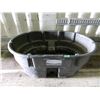 Image 1 : Rubbermaid 150 gallon water trough