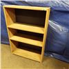 Image 3 : 3 shelf particle board bookshelf