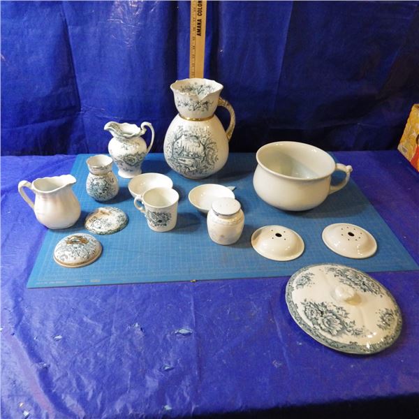 Chamber pot and vintage bathroom items