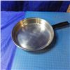 Image 6 : garbage can, stacking trays, pots and pans