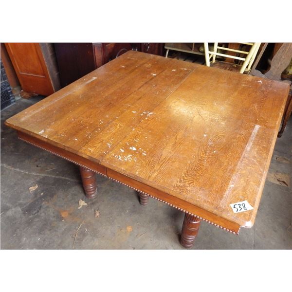 Solid wood possibly oak vintage  Dining room table with 6 leaves
