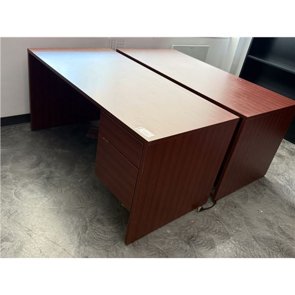 LOT DE 2 BUREAUX EN MÉLAMINE 60"x30"