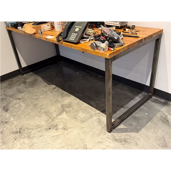 TABLE EN MÉTAL DESSU EN BOIS STYLE ANTIQUE 72"x31"