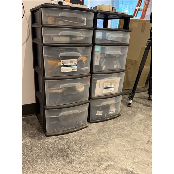 LOT DE 2 CLASSEURS EN PLASTIQUE AVEC CONTENU