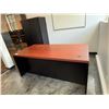 Image 1 : BUREAU EN MÉLAMINE 71"x35" AVEC ARMOIRE
