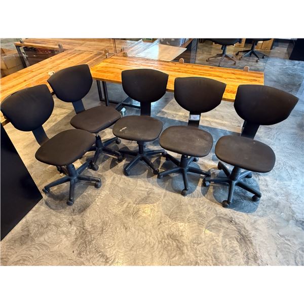 LOT DE 5 CHAISES ASST