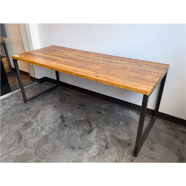 TABLE EN MÉTAL DESSU EN BOIS STYLE ANTIQUE 72"x31"