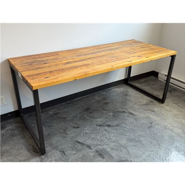 TABLE EN MÉTAL DESSU EN BOIS STYLE ANTIQUE 72"x31"