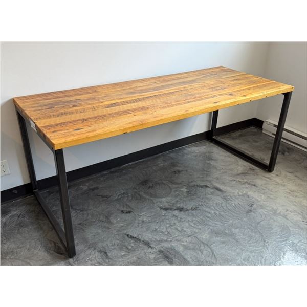 TABLE EN MÉTAL DESSU EN BOIS STYLE ANTIQUE 72"x31"