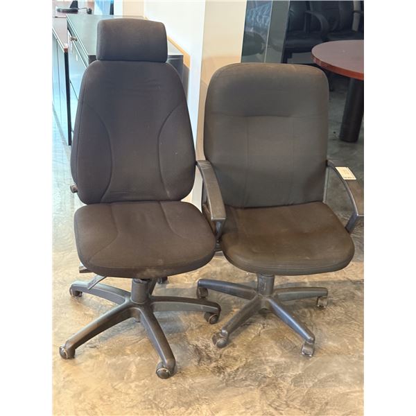LOT DE 2 CHAISES ASST