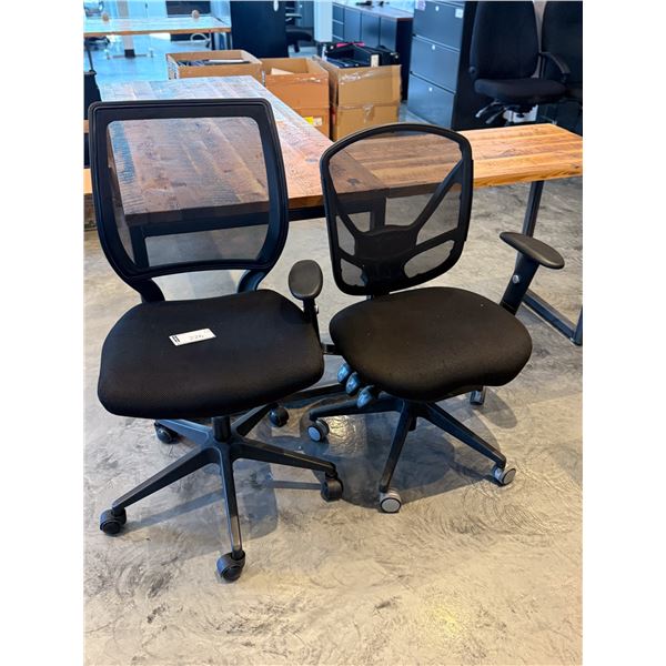 LOT DE 2 CHAISES EN MAILLE