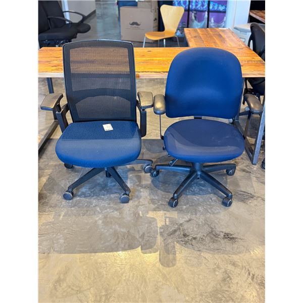 LOT DE 2 CHAISES ASST