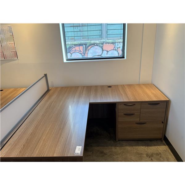 BUREAU EN MÉLAMINE EN L 72"x77"