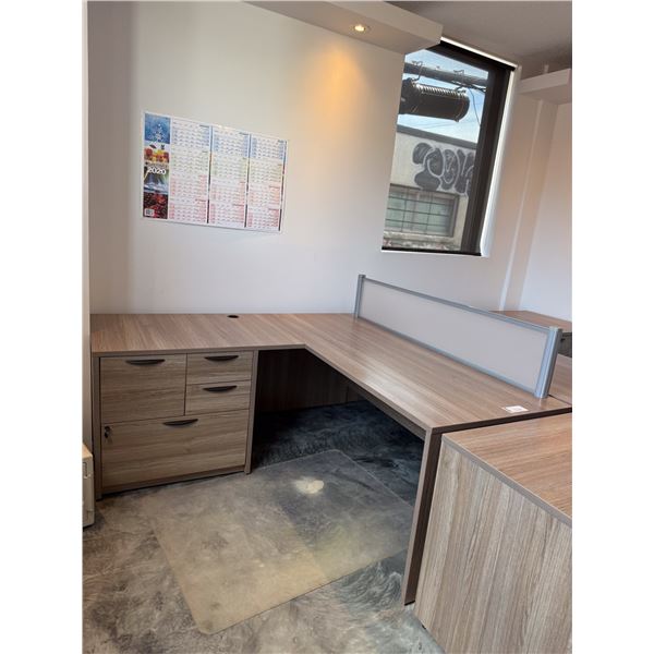 BUREAU EN MÉLAMINE EN L 72"x77" AVEC SÉPARATEUR