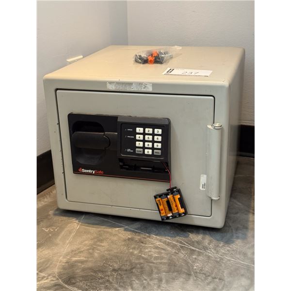 COFFRE FORT SENTRY 16"x17"x14" (SANS CLÉ, SANS COMBINATION)