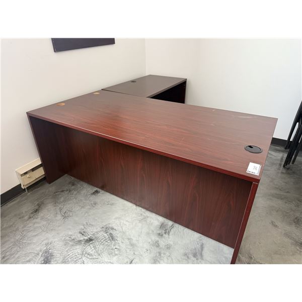 BUREAU EN MÉLAMINE EN L 71"x77"