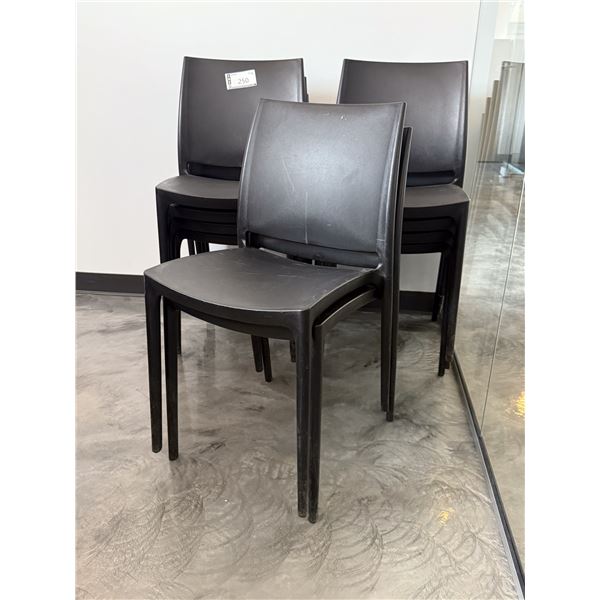 CHAISE EN PLASTIQUE EMPILABLE