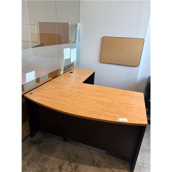 BUREAU EN MÉLAMINE EN L 60"x72"