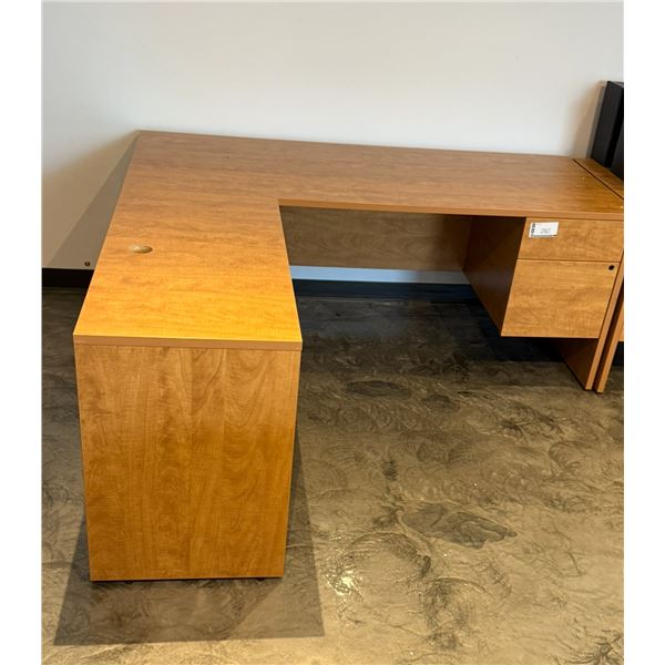 BUREAU EN MÉLAMINE EN L 72"x72"