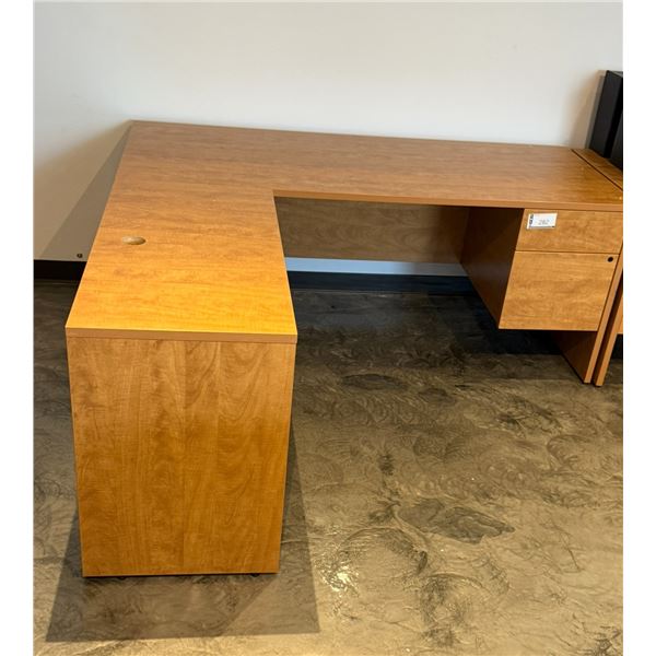 BUREAU EN MÉLAMINE EN L 72"x72"