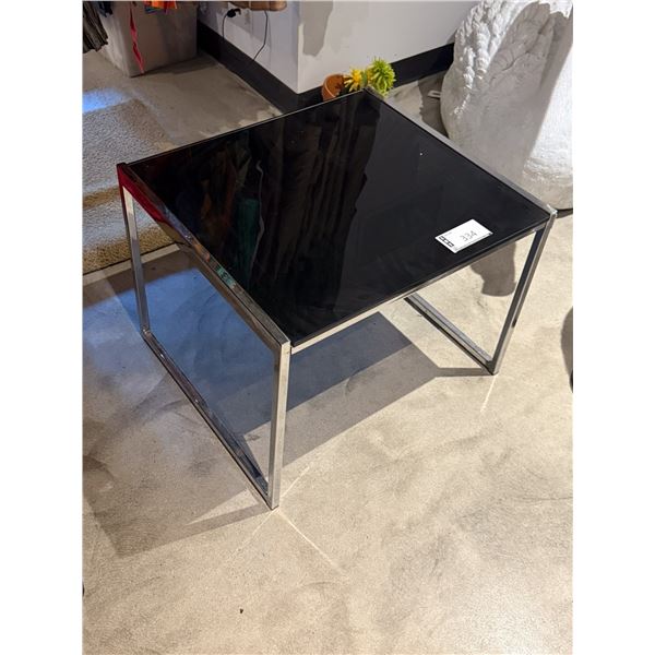 TABLE EN  VERRE 26"x24"